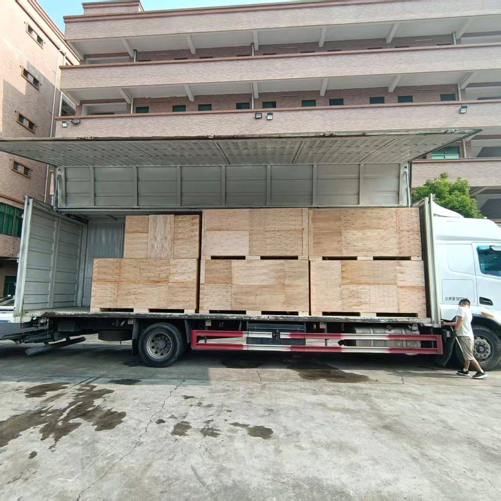 设备木箱装车发运现场
